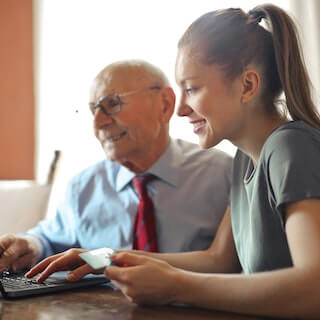 Mann mit Frau am Notebook